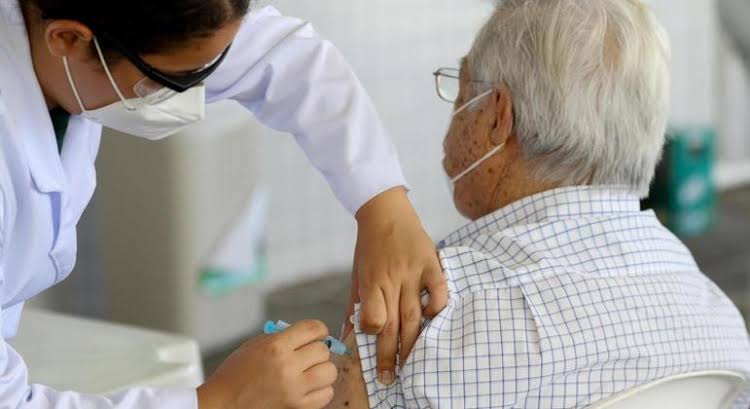 Os idosos precisam tomar a terceira dose da vacina?